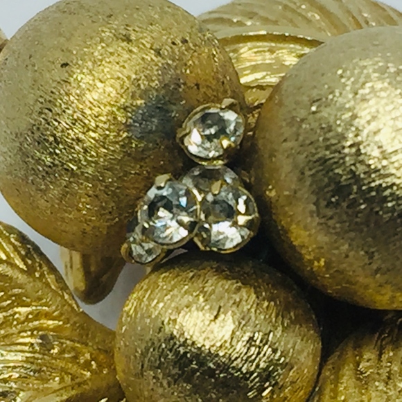 60s CORO Gold-Tone Leaves & Berries Brooch/Pin - Picture 6 of 8